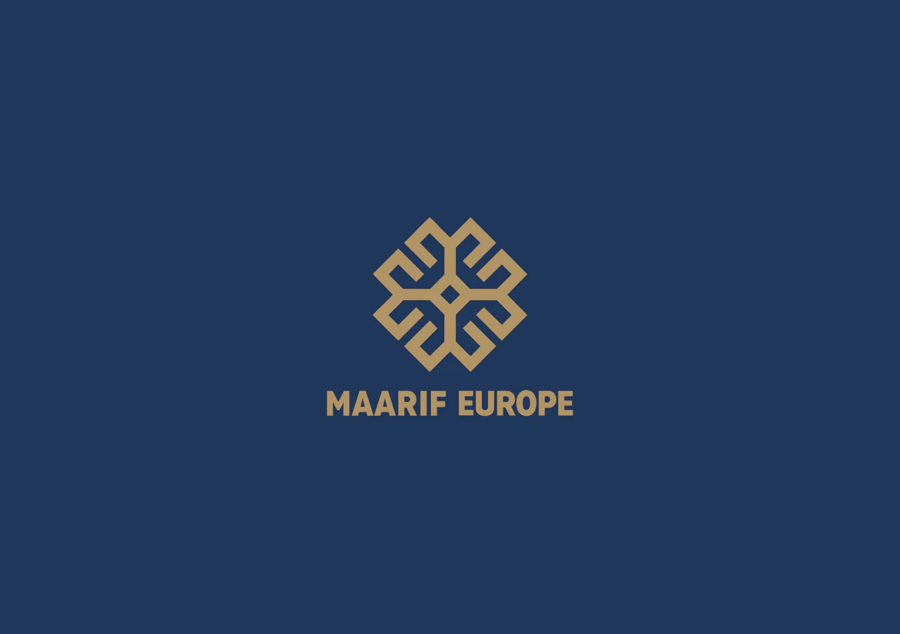 Presentatiekaart op A5 met het gouden logo van Maarif Europe op donkerblauw